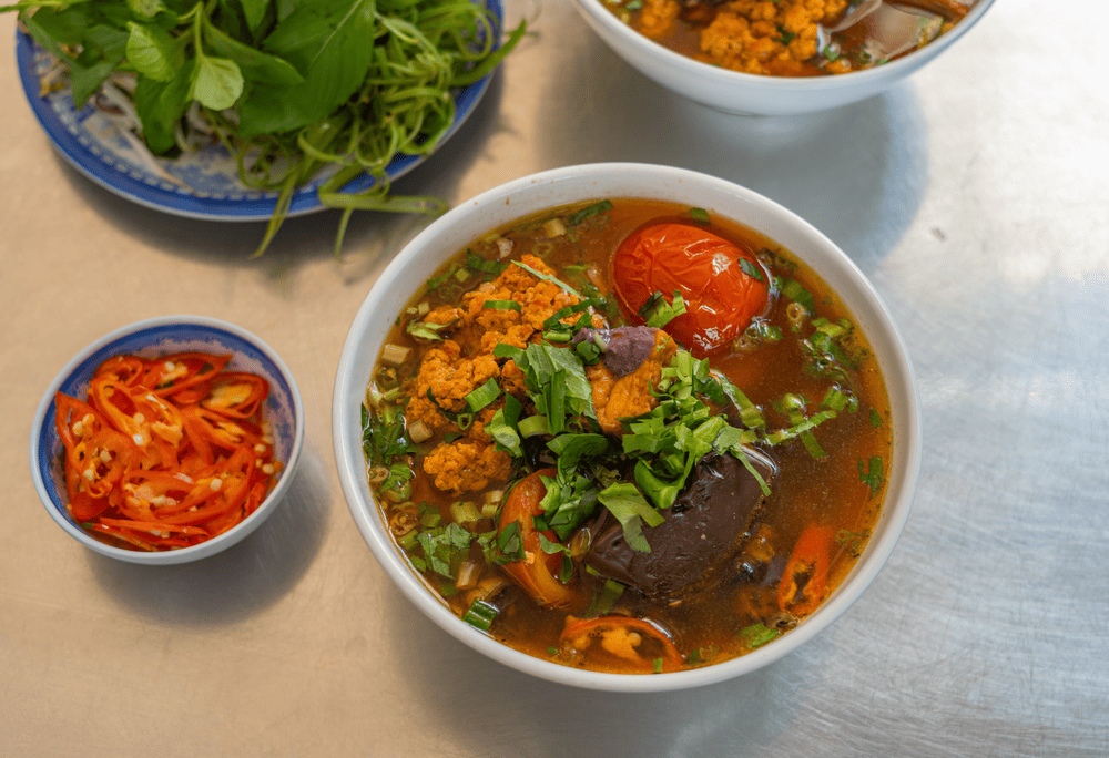 Spicy and sour broth, crunchy snails, a refreshing dish (Source: Canva)
